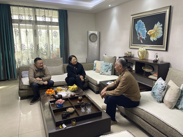 省城市更新集团等三家公司工会看望慰问退休职工